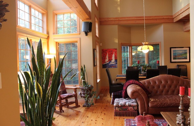 Luxury Charming Private Waterfront Property & Close to Ski/Golf (10min)