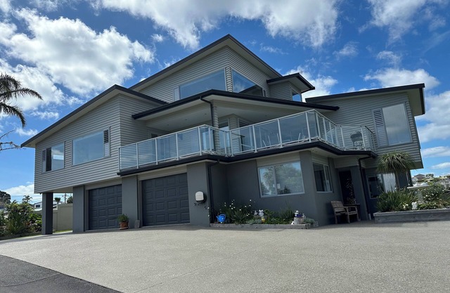 LUXURY CLIFFTOP " RETREAT " in TINDALLS BAY, WHANGAPARAOA PENINSULAR