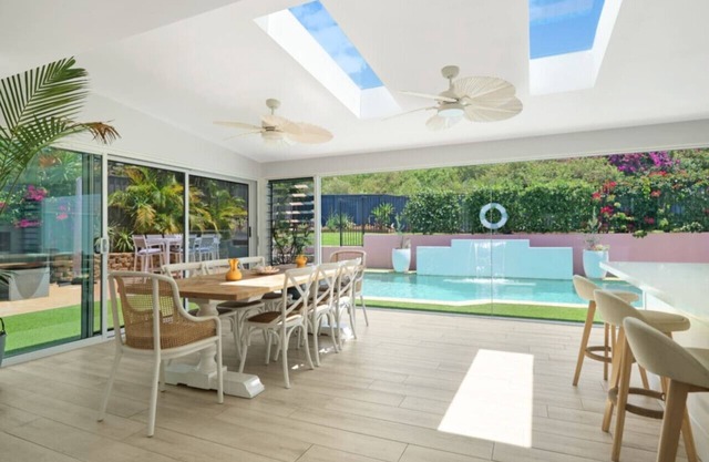 Luxury coastal house, pool, walk to shop & beach