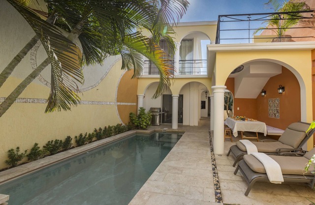 Luxury Colonial Villa In Historic Center - Santiago. Best experience in Merida
