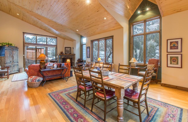 Luxury Condo | Blocks to Downtown | Private Deck | 360 Views