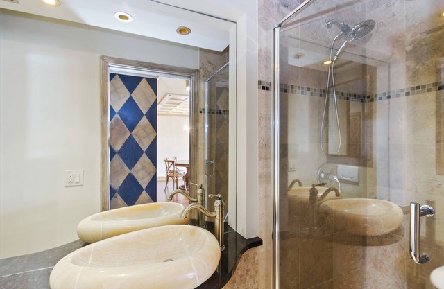 Luxury condo close to Magnificent Mile