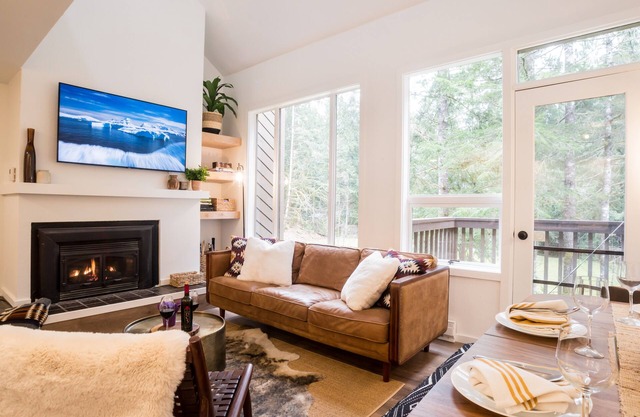 Luxury condo, fireplace, pet friendly, Pool, Sauna, Clubhouse, WIFI
