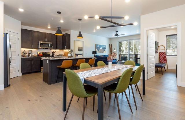 Luxury Condo, Hot Tub, Balcony, Shuttle to Ski Slopes