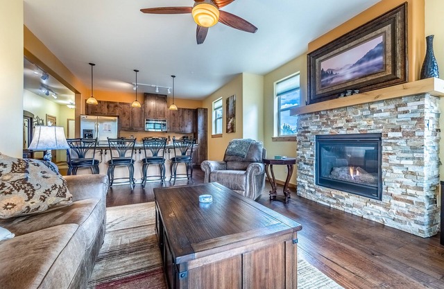 Luxury condo in the heart of Town of WP. Access to pool, hot tub & pool table