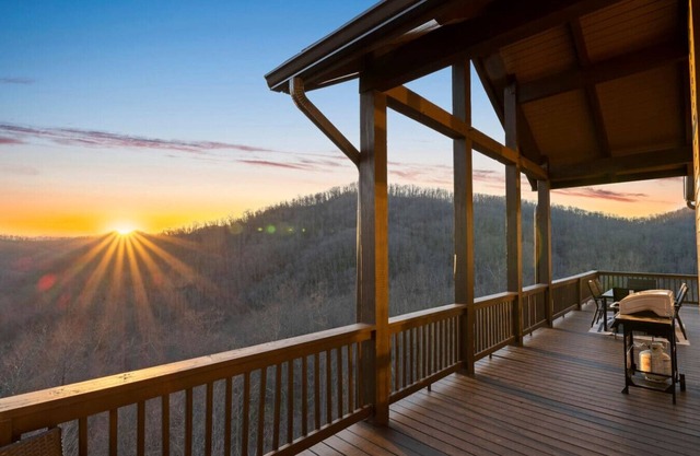 Luxury Condo, King Suite, Amazing View, Peace, and Hiking!