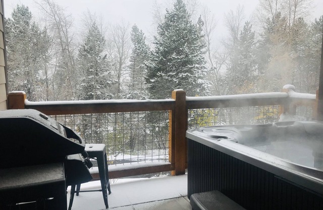 Luxury Condo - Private Hot Tub Overlooking Blue River