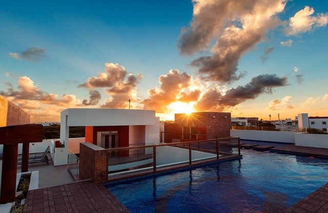 Luxury condo with balcony, AC, strong WiFi & rooftop pool - near the beach