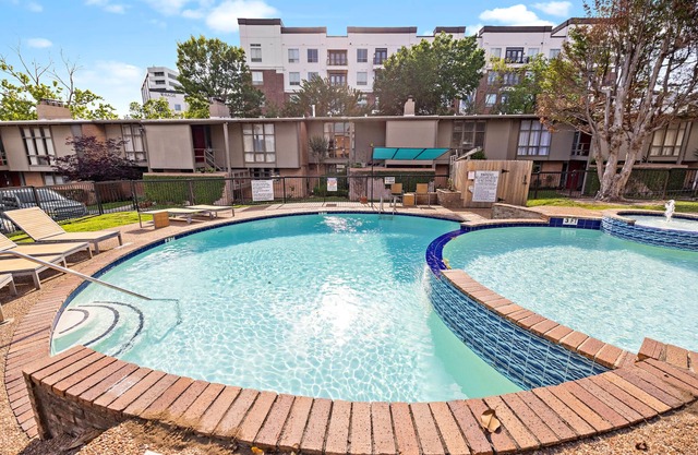 Luxury Condo w/pool, near trails and green space