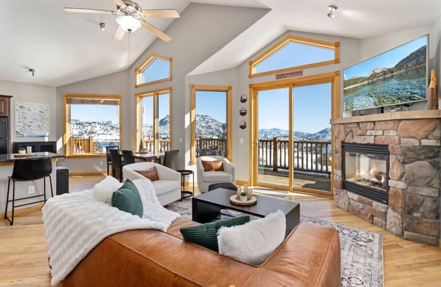 Luxury Condo with 2 master suites, Mary's Lake and Mountain Views
