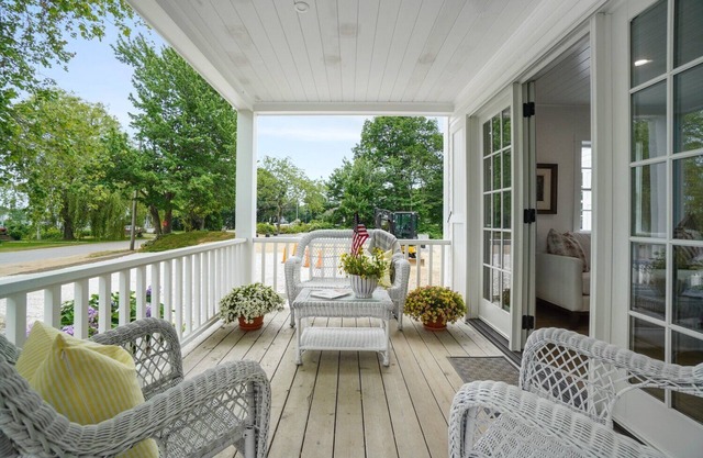 Luxury condo with views & amazing location! Minutes to town and beaches