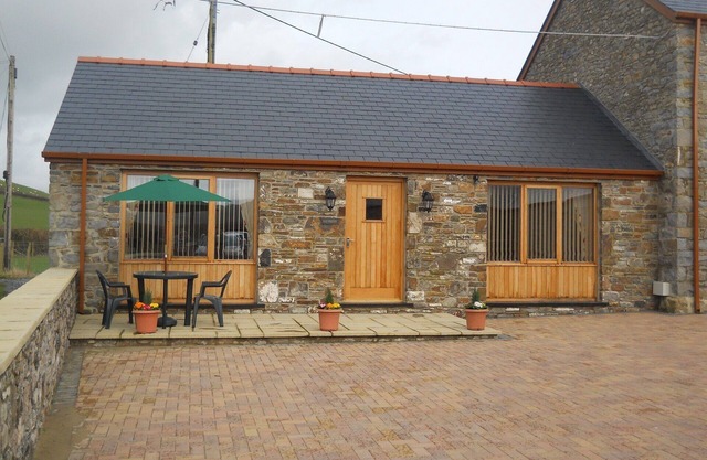 Luxury Converted Barn near Carmarthen, Pets welcome - sleeps 2
