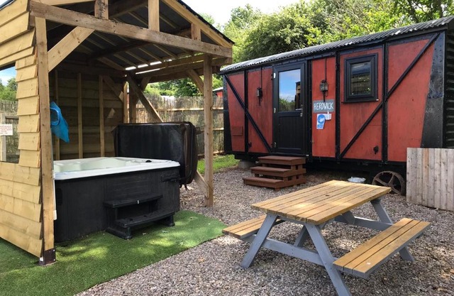 Luxury cosy carriage with electric private hot tub