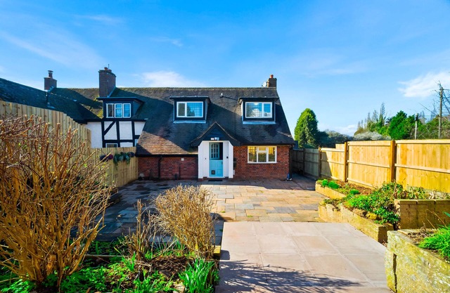 Luxury & Cosy Cottage with Hot Tub & Massage beds!
