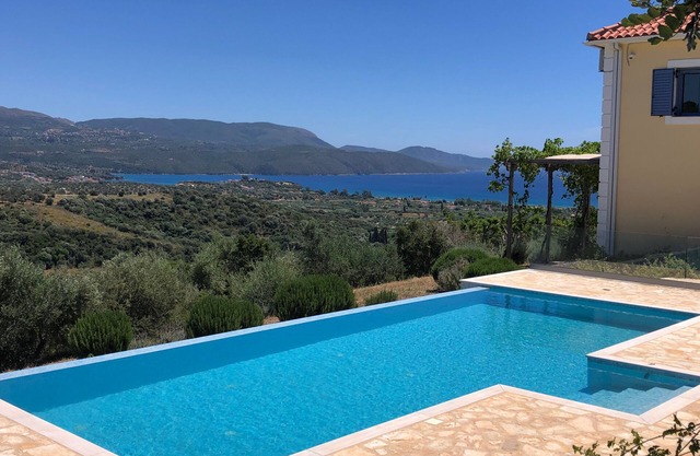 Luxury cosy villa, magic panorama view. Complete privacy.nInfinity pool 10x4m.