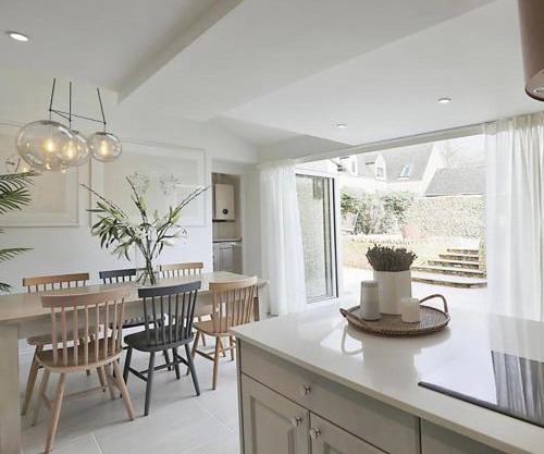 Luxury Cotswold Cottage with hot tub in Stow on the Wold!