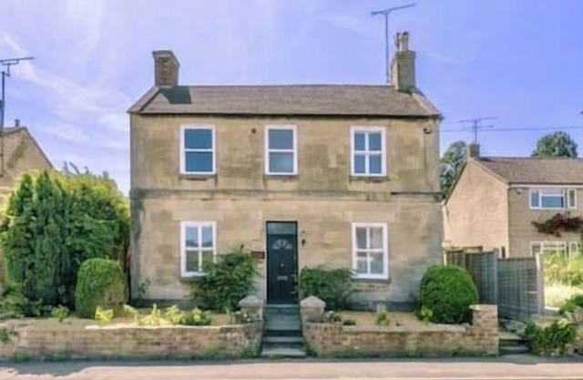 Luxury Cotswolds Cottage with Hot Tub, Luxury Boutique Cotswold Cottage with Hot Tub!