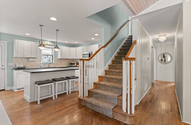 Luxury cottage, beach blk, 7BR, heated in-ground pool, firepit, linens included!