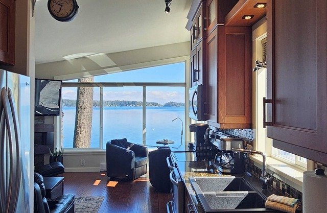 Luxury cottage facing the sea
