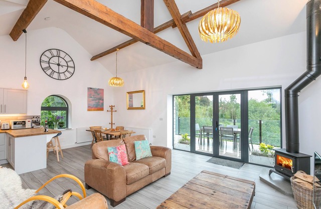Luxury cottage - river views, balcony and hot tub