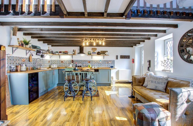 Luxury Cottage Sleeps 8 Pembrokeshire Wales Close to Town & Beach