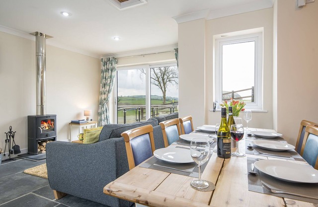 Luxury cottage with private INDOOR hot tub & private woodlands walks