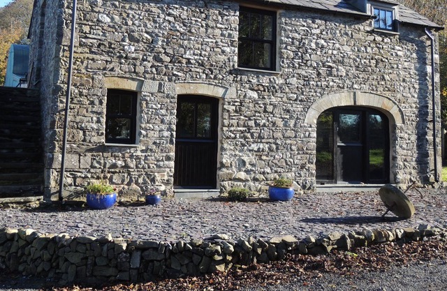 Luxury cottage with hot tub, sleeps 2, 1 dog welcome, 2 miles from Llangrannog