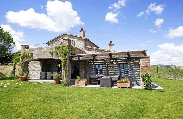 Luxury country house with pool and magnificent surroundings