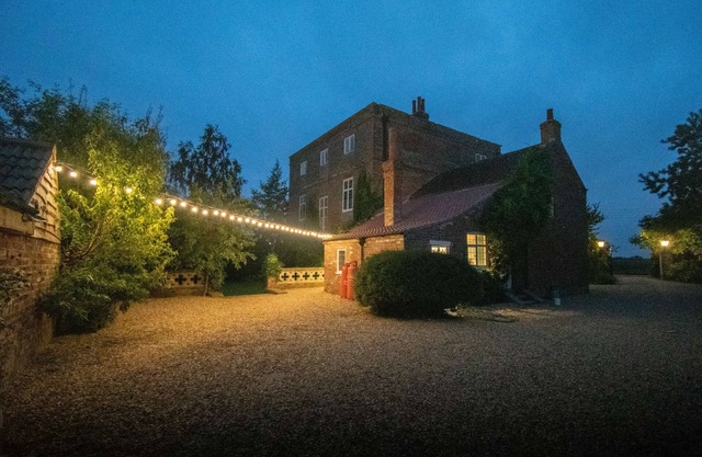 Luxury Country Manor Home for 15 - Boutique Themed rooms, Garden & Hot Tub
