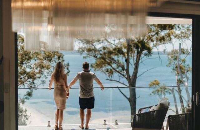 Luxury Couple Escape - Vue Two