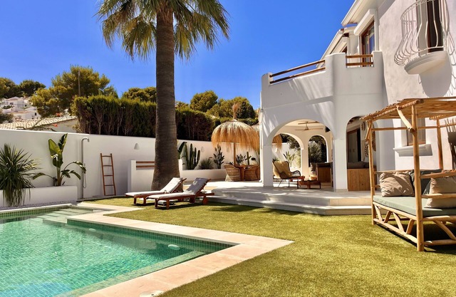 Luxury, cozy beach villa, within walking distance the sandy beach and with private pool