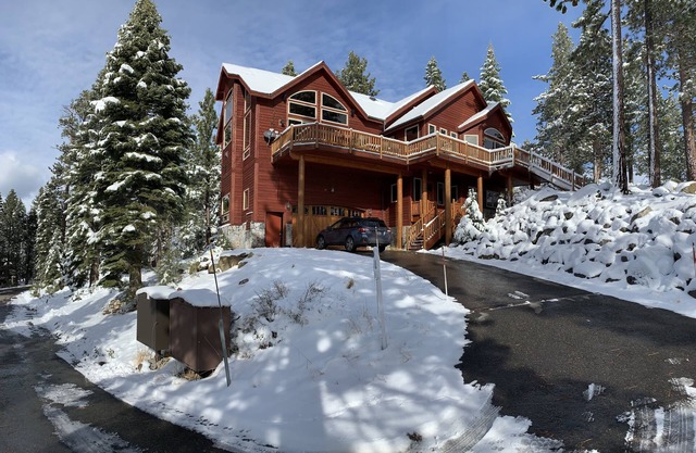 Luxury Custom Home w/Views, Game Room, Jacuzzi, Close to Hiking/Biking Trails