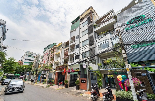 Luxury DBL Retreat | Steps to Van Hanh Hospital