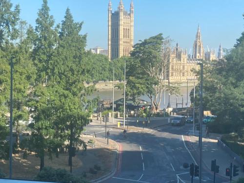 Luxury Designer Apartment River view of Parliament Westminster Big Ben.