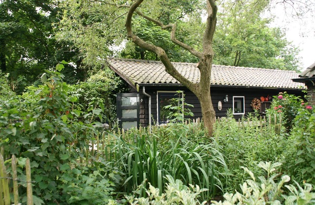 Luxury detached 2-person bungalow on a main road in a wooded area