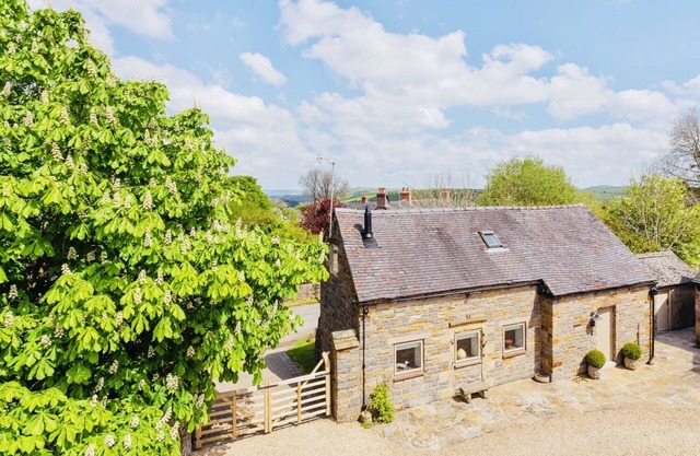 Luxury detached stone cottage in Peak District village with stunning views