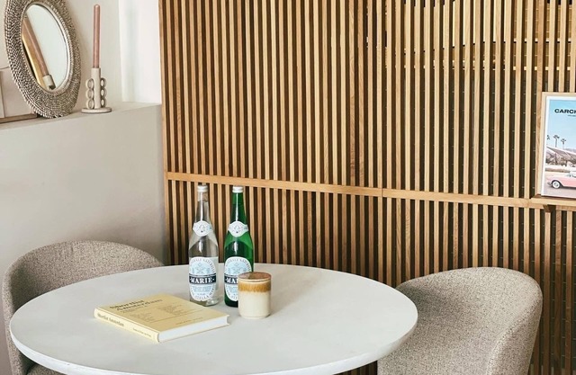Luxury Dikehouse studio with bath and double shower in Amsterdam.