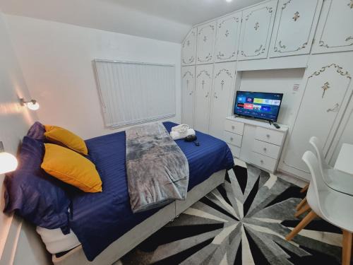 Luxury double bed with Private Bathroom, NETFLIX, work space and WiFi