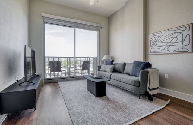 Luxury Downtown 1BR w/Gym, W/D, Pool, walk to 6th St bars, by Blueground