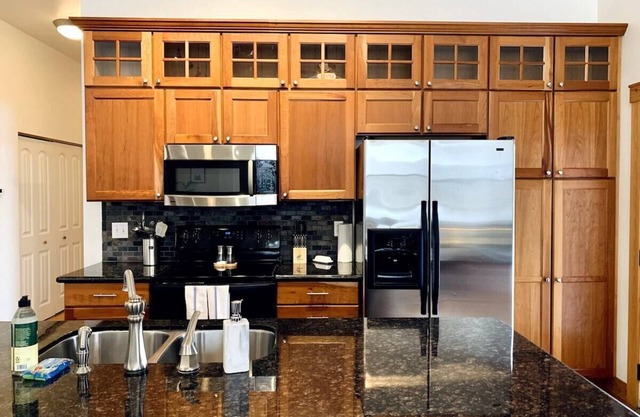 Luxury Downtown Condo #B King Ensuite