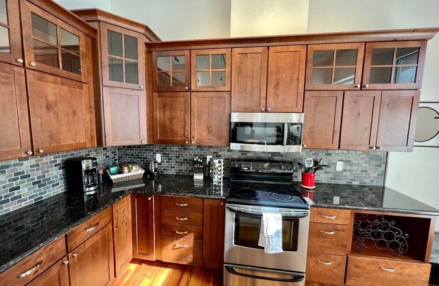 Luxury Downtown Condo #D natural light