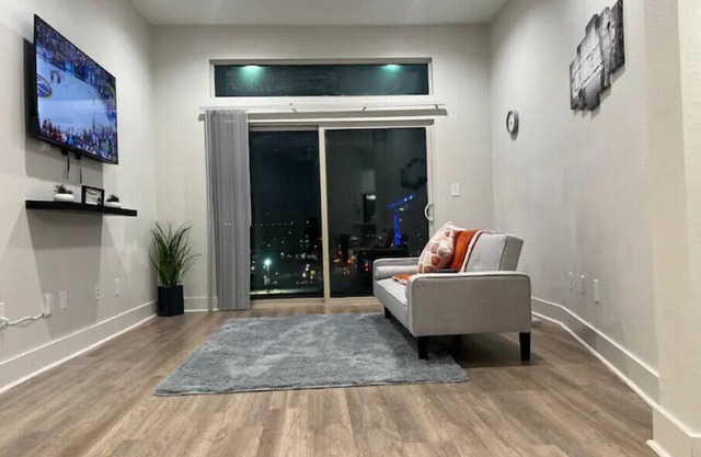 Luxury Downtown Dallas Condo with pool & gym! 2Qbd