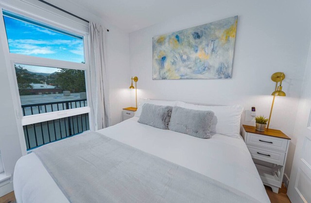 Luxury Downtown 1BR 1BA - Pool/Gym/Pkg/Bowls+More!