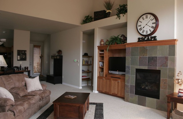 Luxury Eagle Crest Condo- Private Hot Tub, Fireplace, Free WiFi!