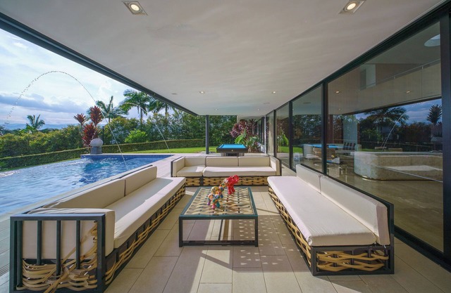 Luxury Entertainment Mansion - 6 Bedroom, Heated Pool, Jacuzzi, Gym, Maid/Cook