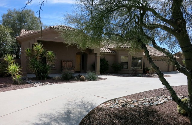 Luxury Estate Main House, Santa Fe Walls & Kiva Fireplace, Close to Town