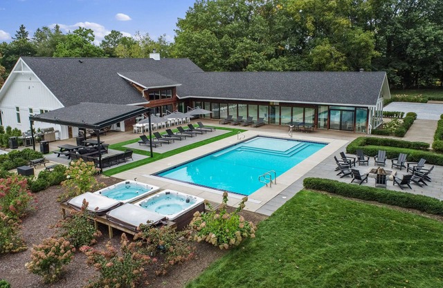 Luxury Estate with 3 Homes, Pool, Hot Tubs, Basketball/Tennis Court near Lake