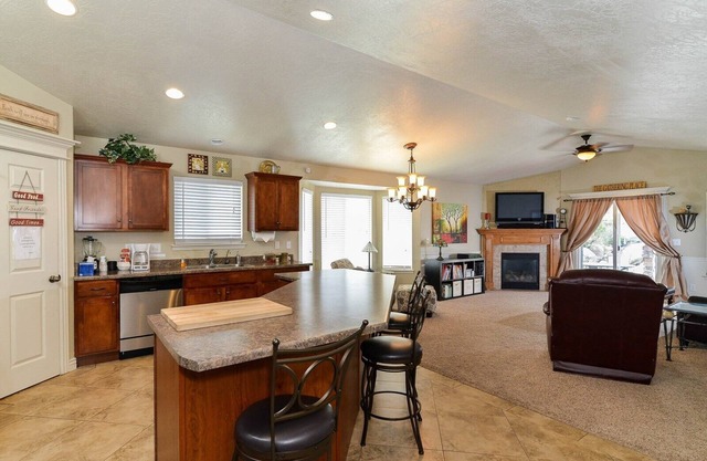Luxury Executive Duplex Main Level * Huge Master * Large Kitchen * Fireplace