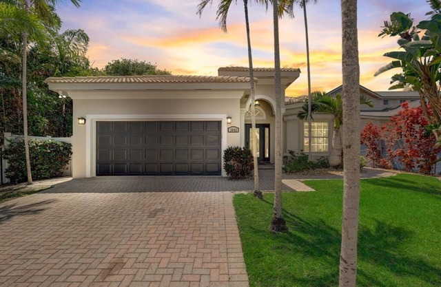 Luxury Family Beach house 3 Bedrooms, 7 beds, 400ft from the ocean. 5 ☆