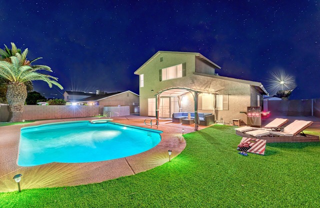 ☀ Luxury Family Vacation! Mini Golf - Heated Pool and Spa - RV Parking